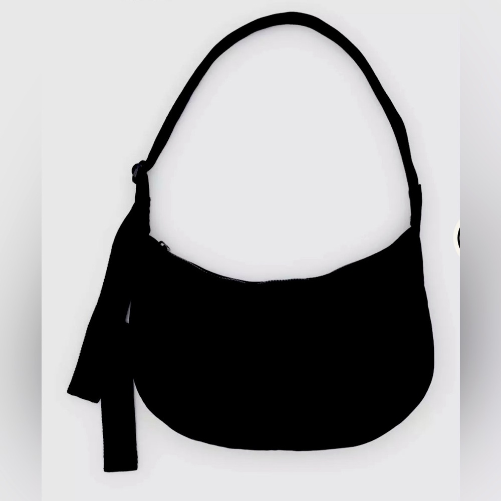 BAGGU’s Medium Nylon Crescent Bag
47” Adjustable logo strap
8" × 13 ¾" × 4"